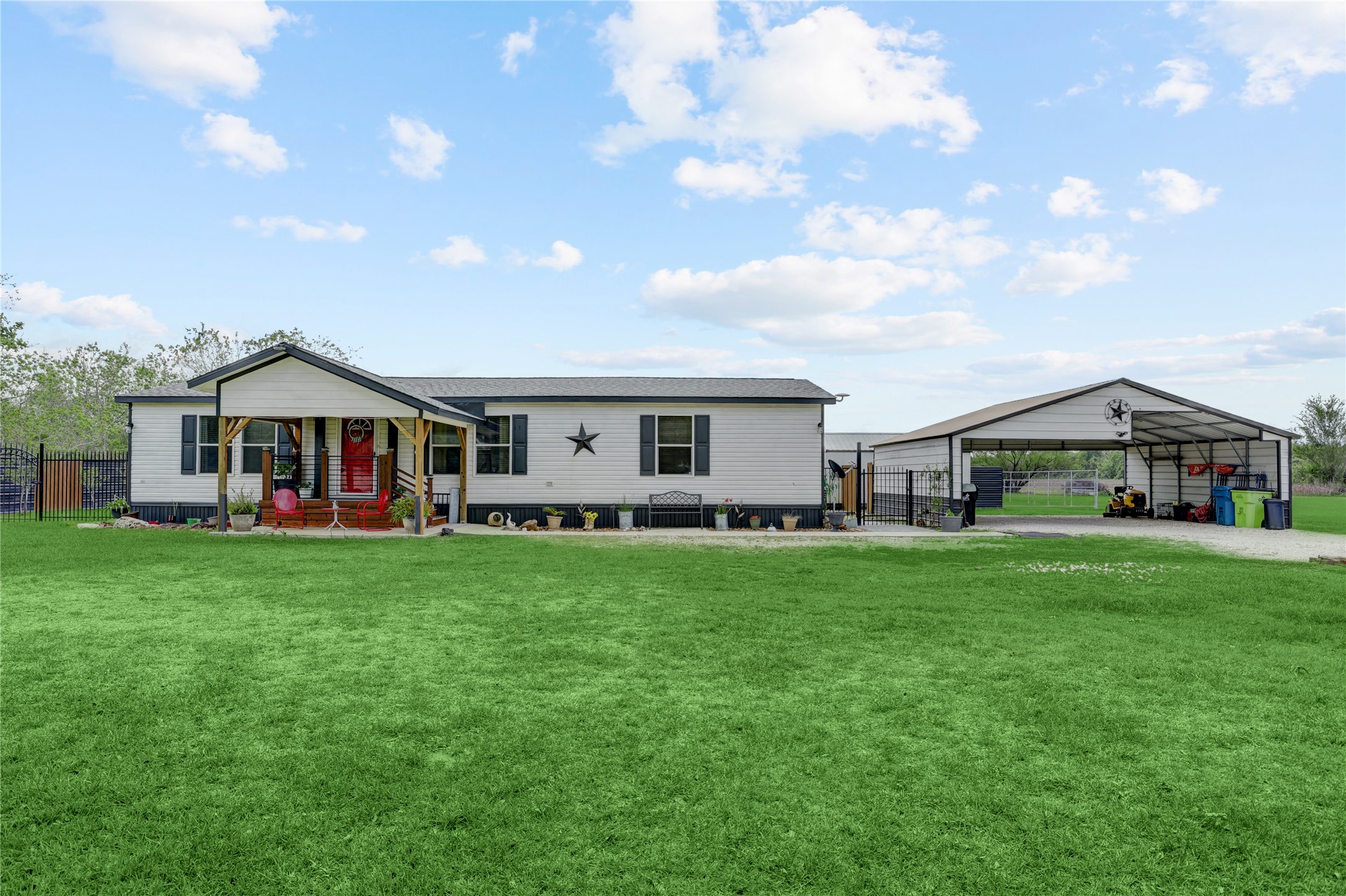 2811 Pisces Street Rosenberg, TX 77469 - Photo 4 of 34 Single-story home with a welcoming front porch and a spacious, well-maintained lawn.