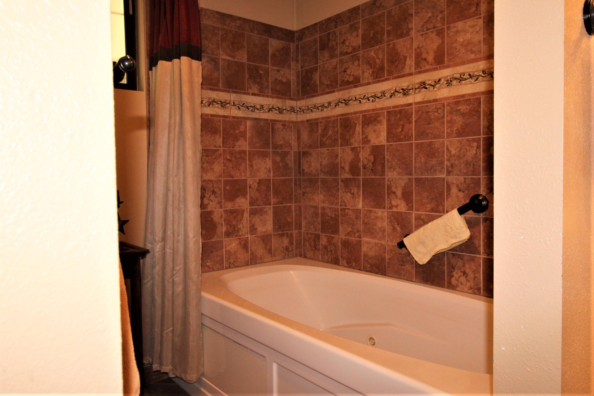 1333 Upper Applegate Road Jacksonville, OR 97530 - Photo 21 of 38 1333 hall bth
