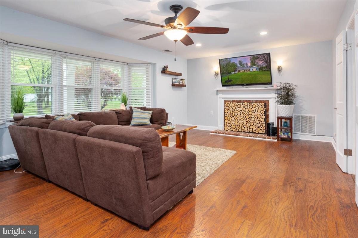 8803 Gramercy Lane Laurel, MD 20708 - Photo 7 of 43 Family Room