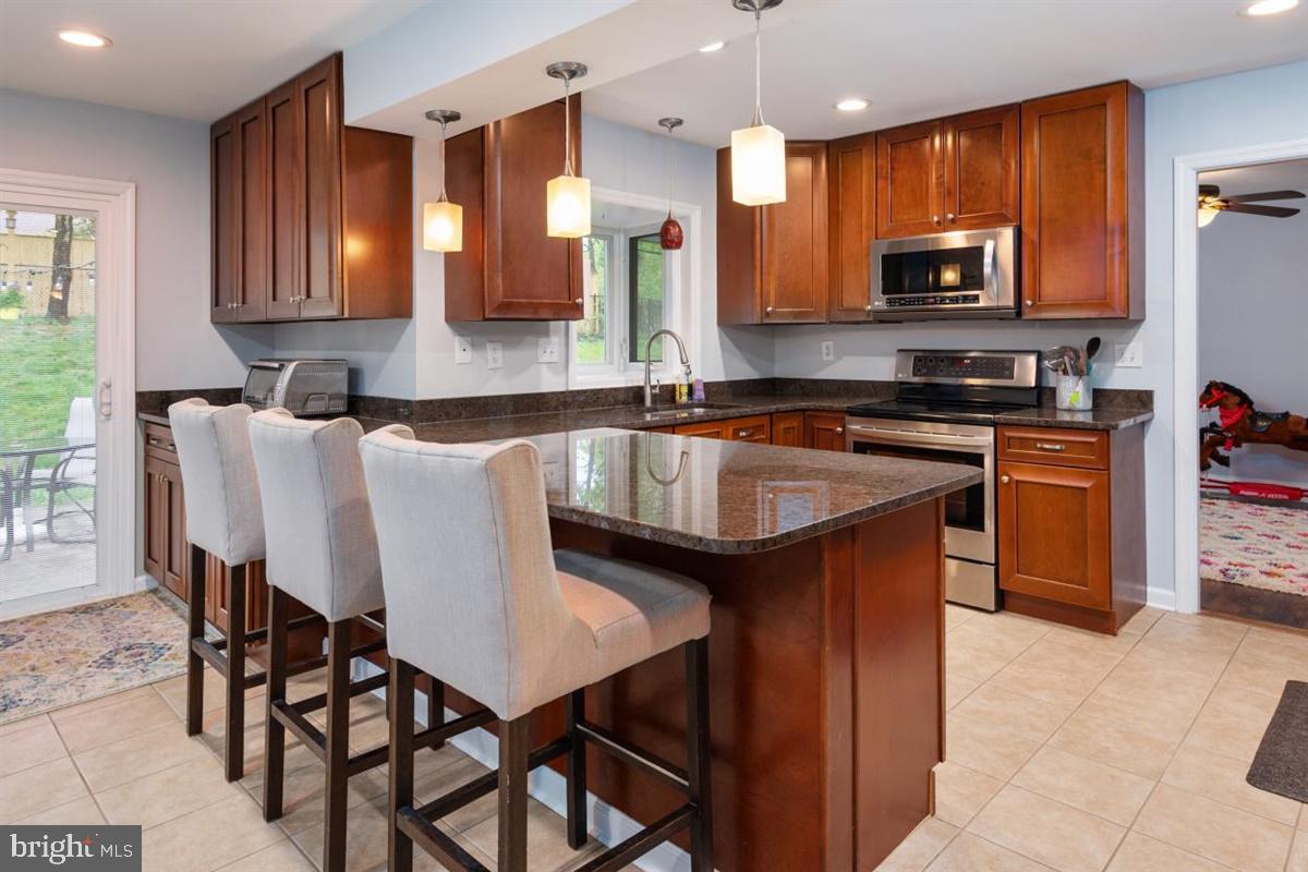 8803 Gramercy Lane Laurel, MD 20708 - Photo 10 of 43 Kitchen Granite Peninsula