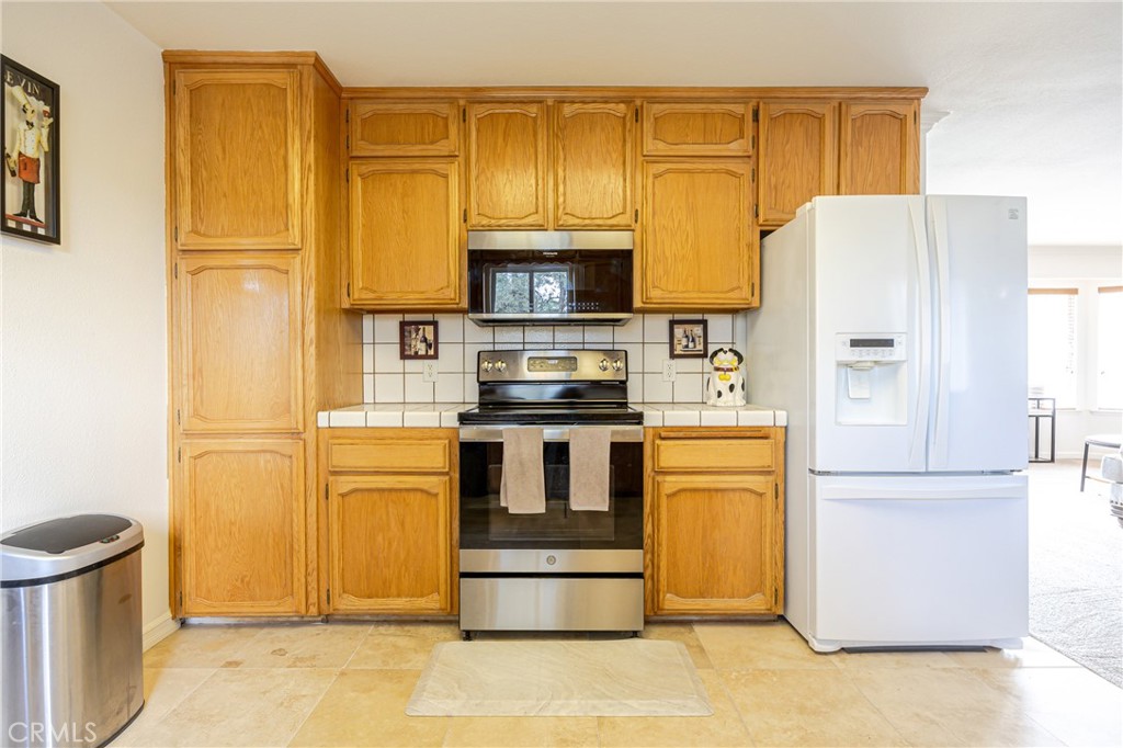 30142 Revis Road Coarsegold, CA 93614 - Photo 14 of 43 a kitchen with stainless steel appliances a refrigerator stove and microwave