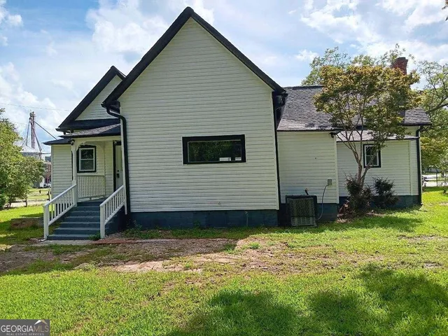 a view of a house with backyard