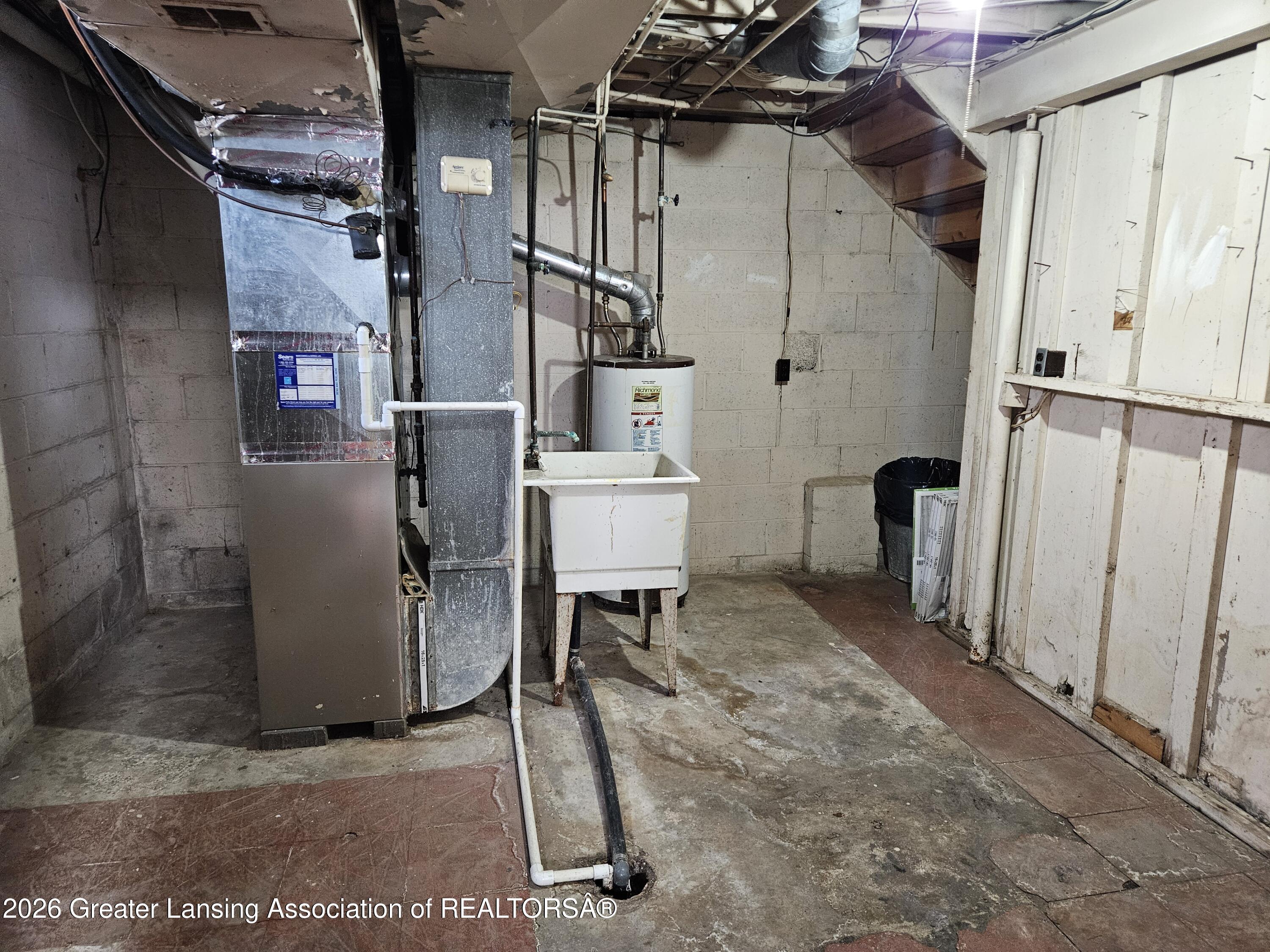 2800 Tecumseh River Road Lansing, MI 48906 - Photo 23 of 27 Utility laundry 1