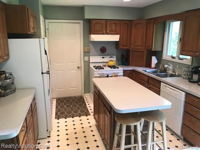 627 Harsen Road Lapeer, MI 48446 - Photo 4 of 19 IMG_4049.jpg