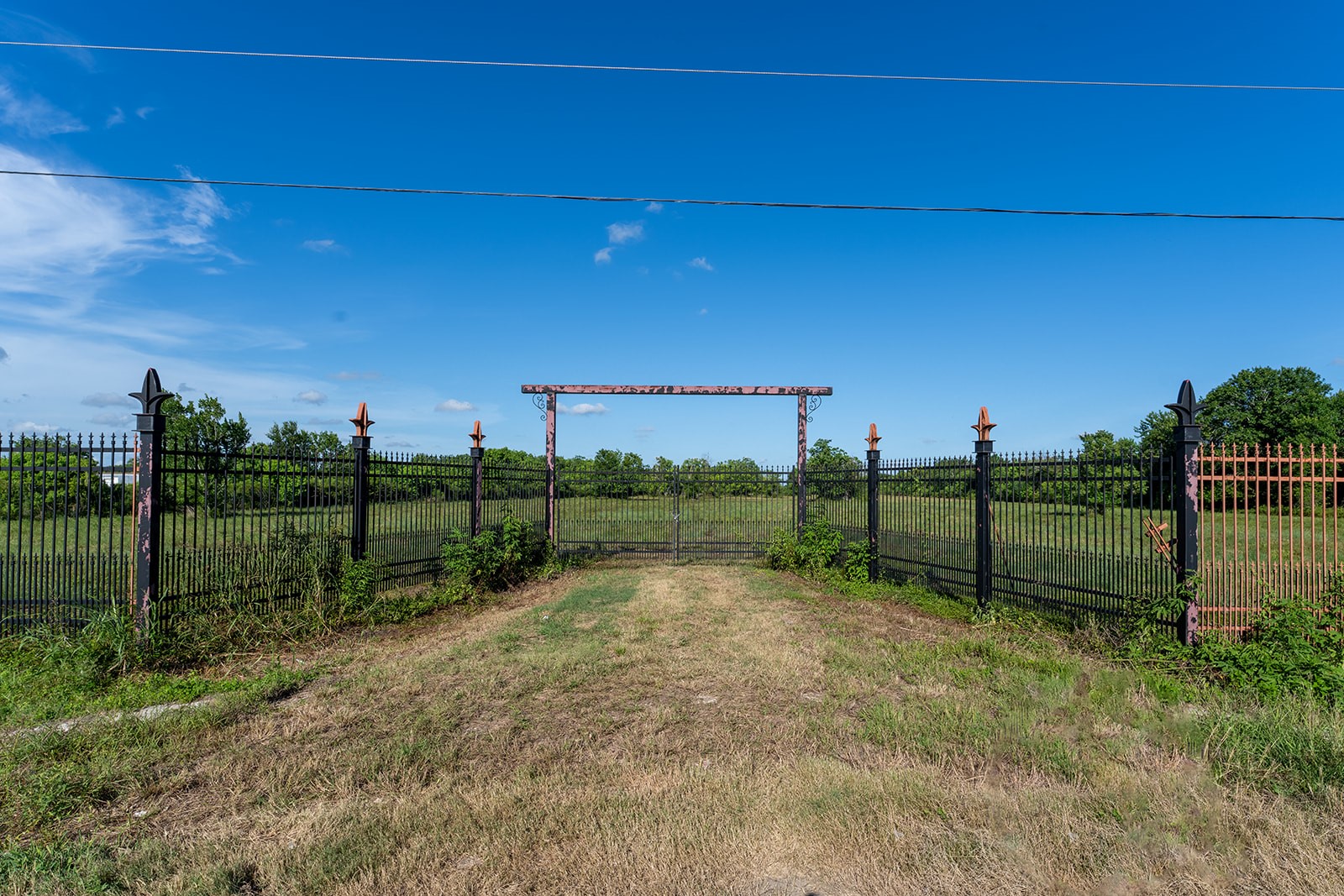 11030 Farm To Market Road 523 Angleton, TX 77515 - Photo 4 of 10 a view of a backyard with wooden fence