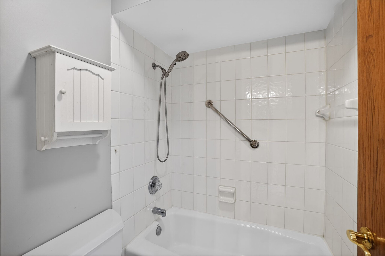 102 Wyndstone Drive Elwood, IL 60421 - Photo 21 of 31 a bathroom with a bath tub with a shower