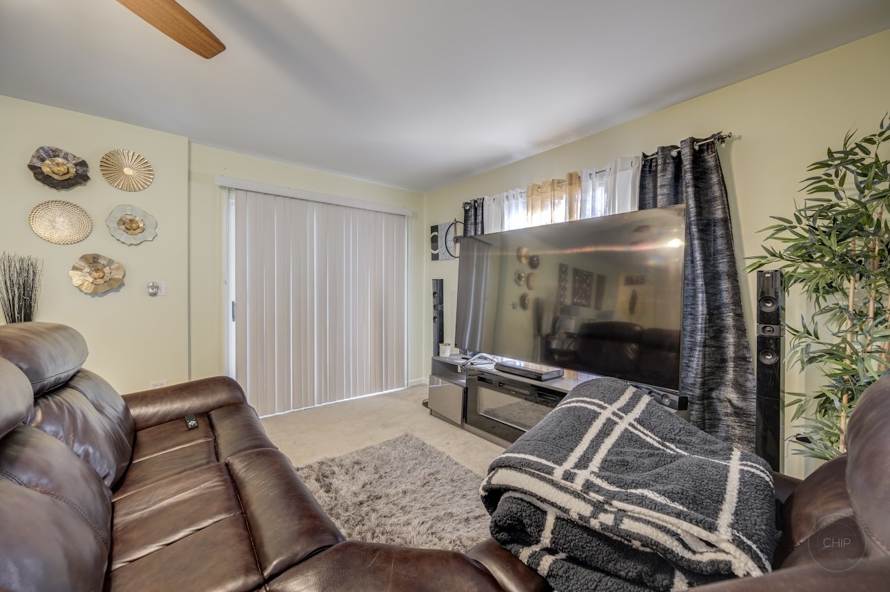 2827 Rutland Circle, Unit 101 Naperville, IL 60564 - Photo 7 of 25 a living room with furniture