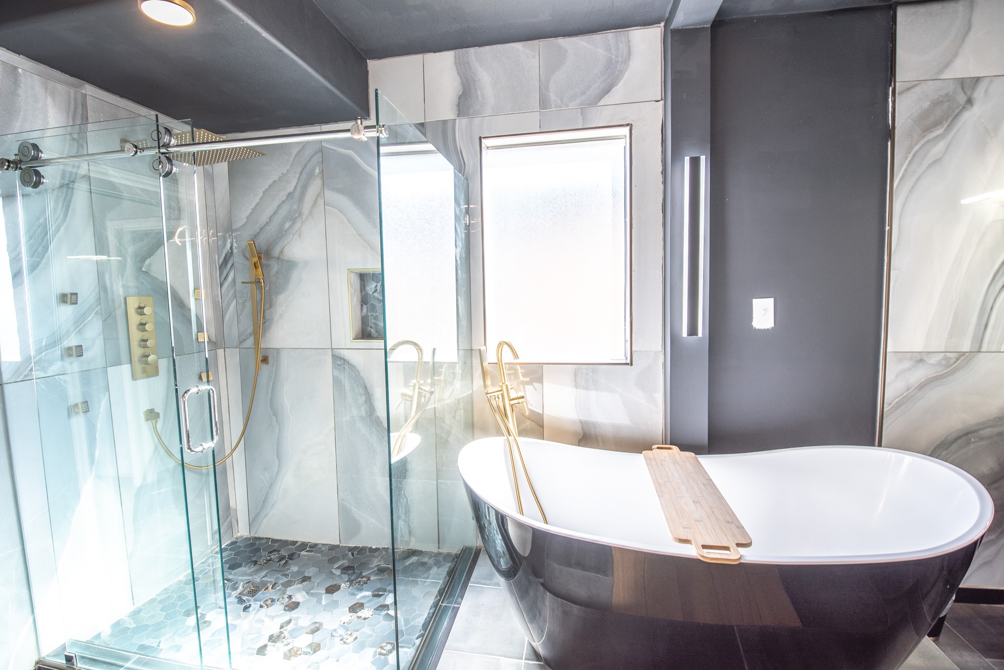 19115 South Rim Trail Spring, TX 77388 - Photo 14 of 21 a white bath tub sitting next to a shower