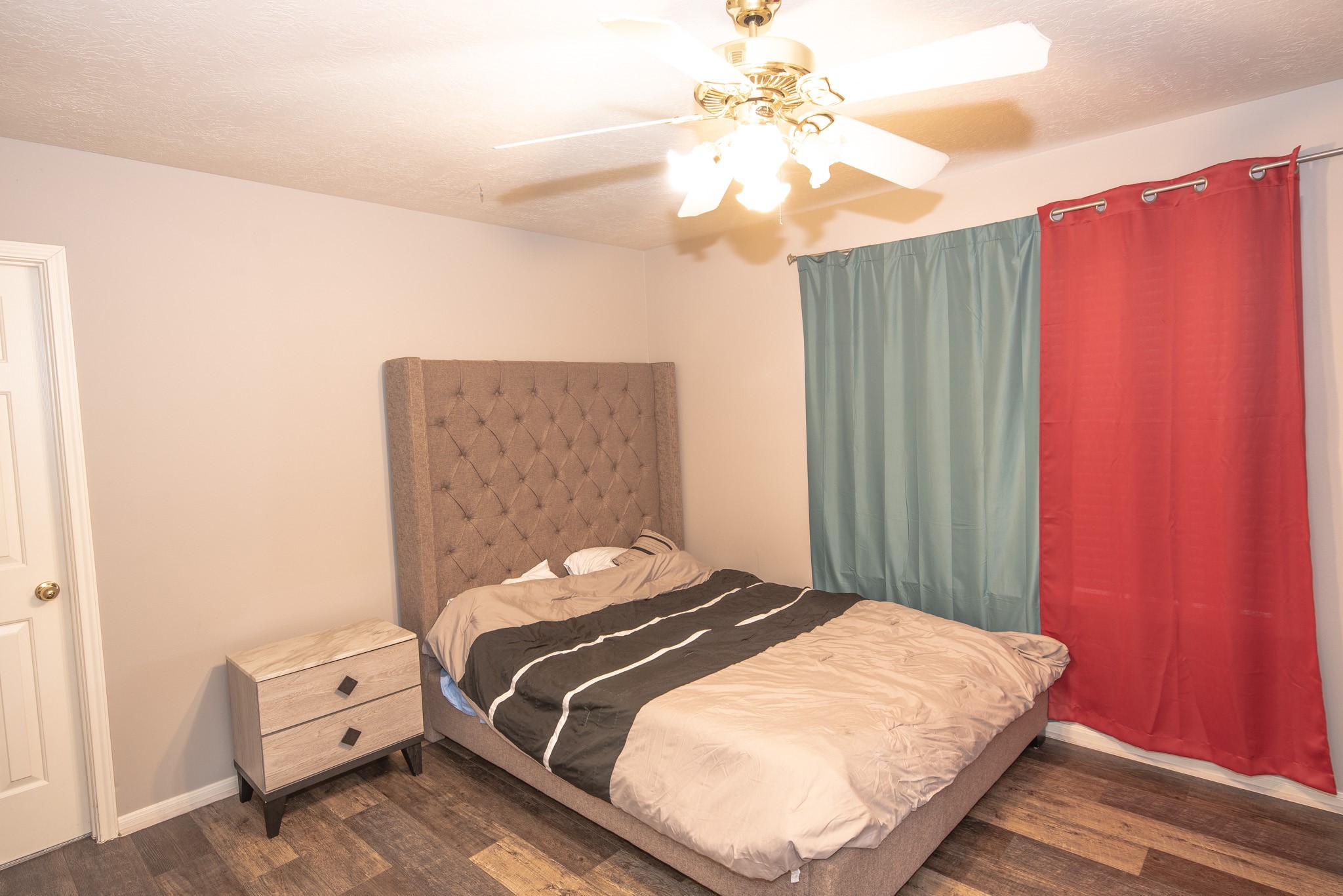 19115 South Rim Trail Spring, TX 77388 - Photo 17 of 21 a bedroom with a bed and a chandelier