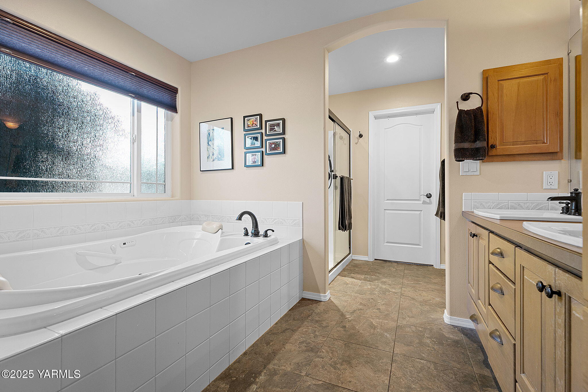 1701 Mapleway Road Yakima, WA 98908 - Photo 17 of 35 a spacious bathroom with a tub sink and mirror