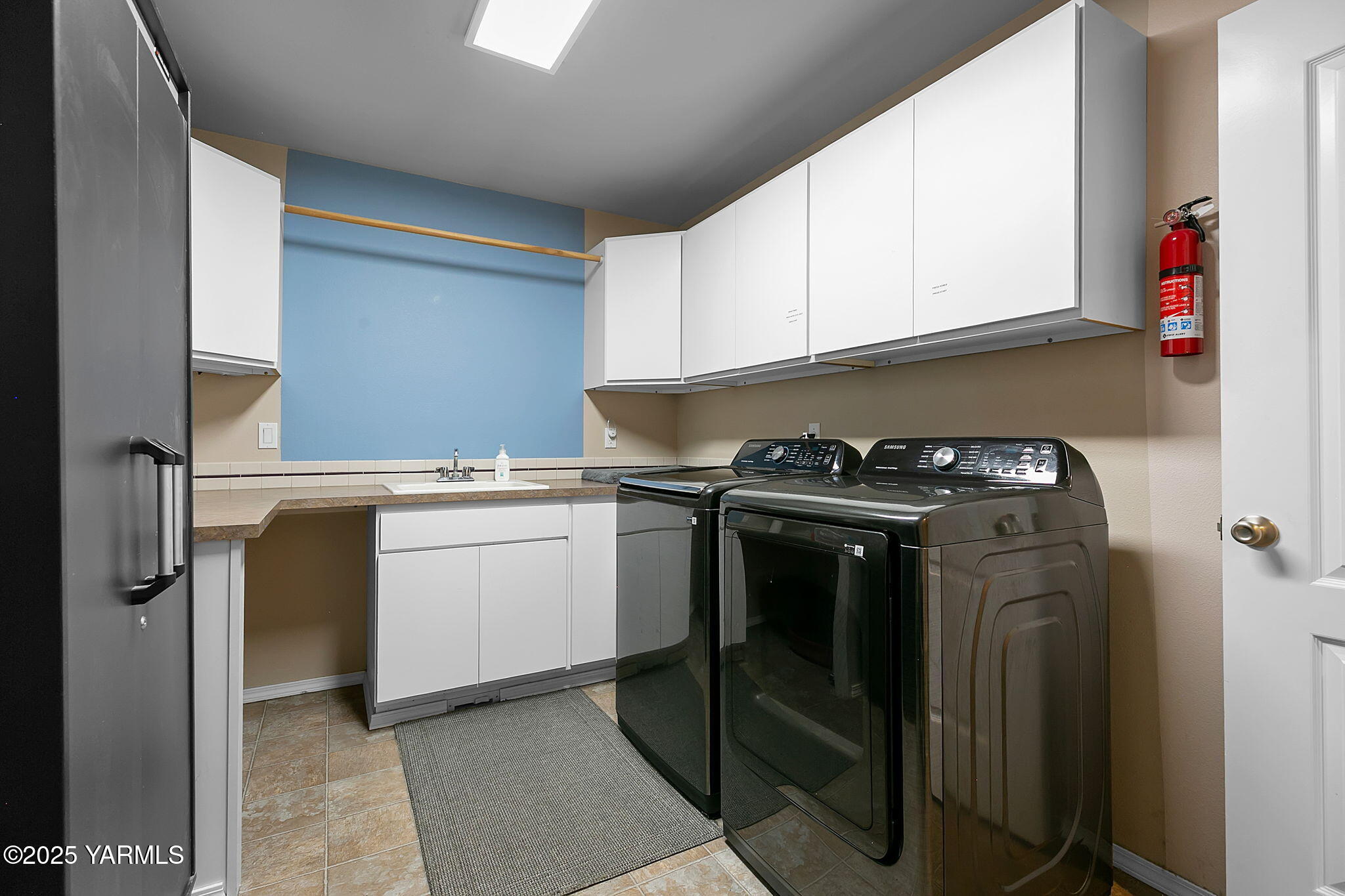 1701 Mapleway Road Yakima, WA 98908 - Photo 21 of 35 a utility room with dryer and washer