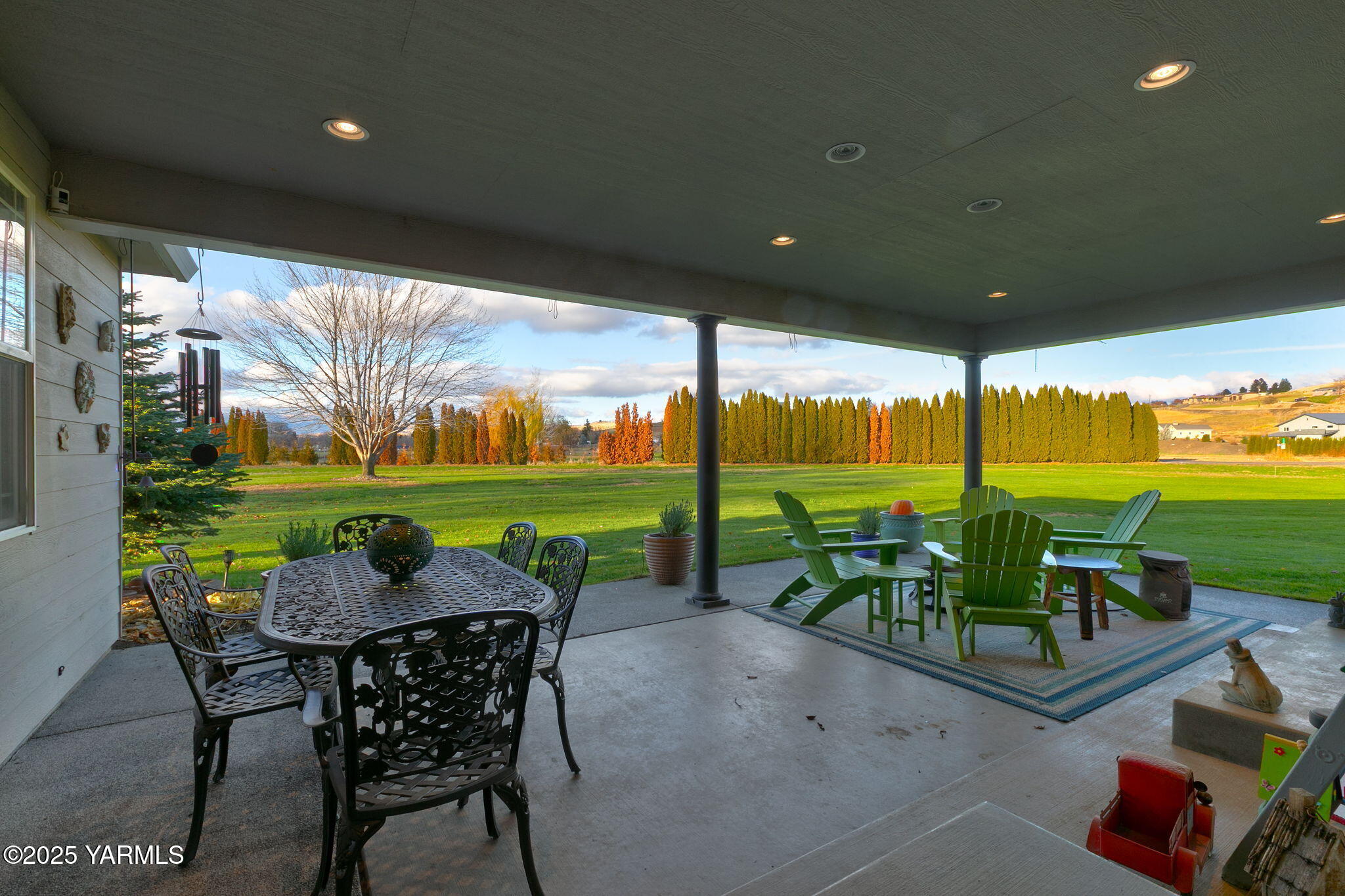 1701 Mapleway Road Yakima, WA 98908 - Photo 23 of 35 a view of chairs and table in patio with a garden