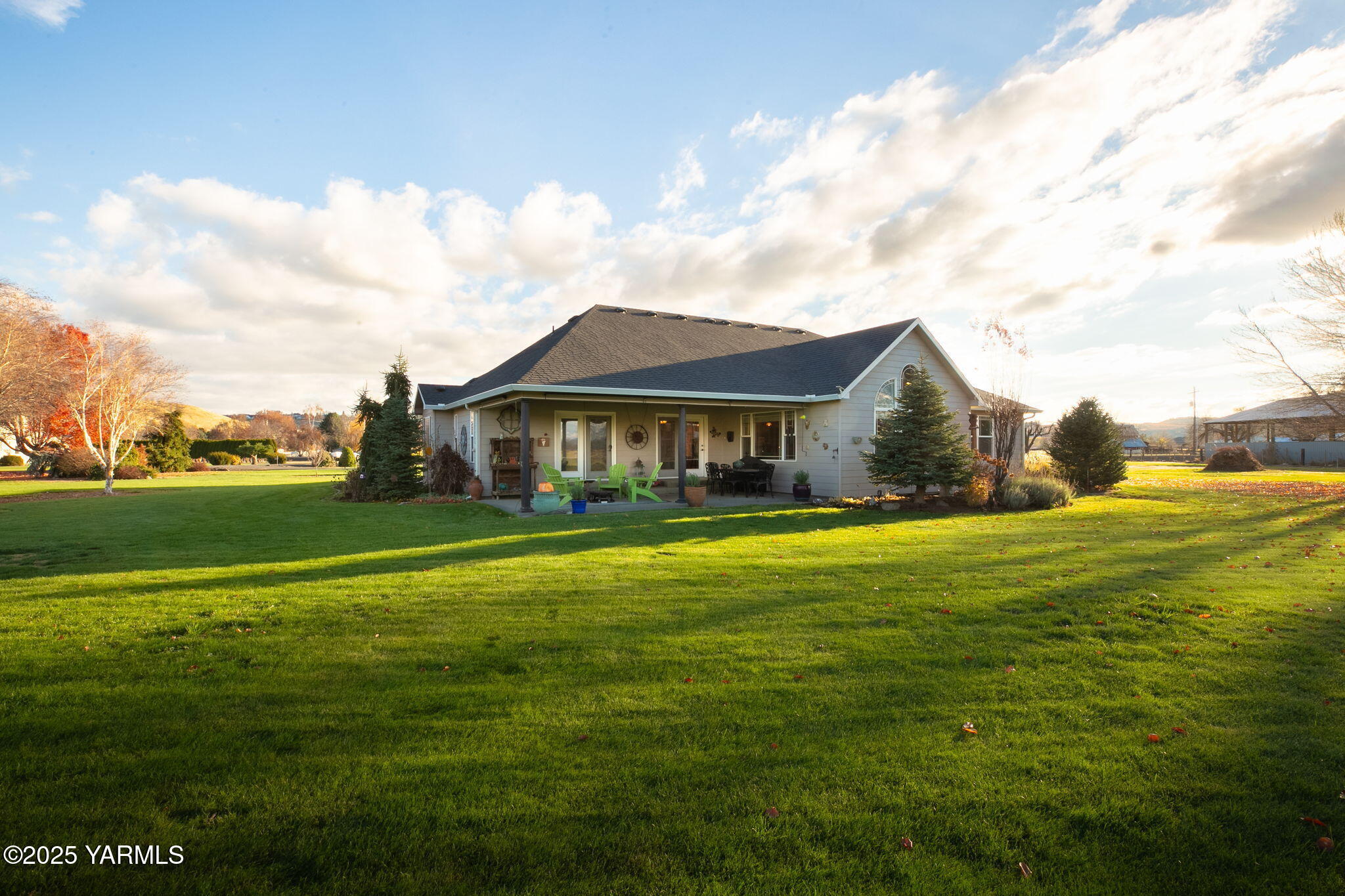 1701 Mapleway Road Yakima, WA 98908 - Photo 25 of 35 a front view of house with yard and lake