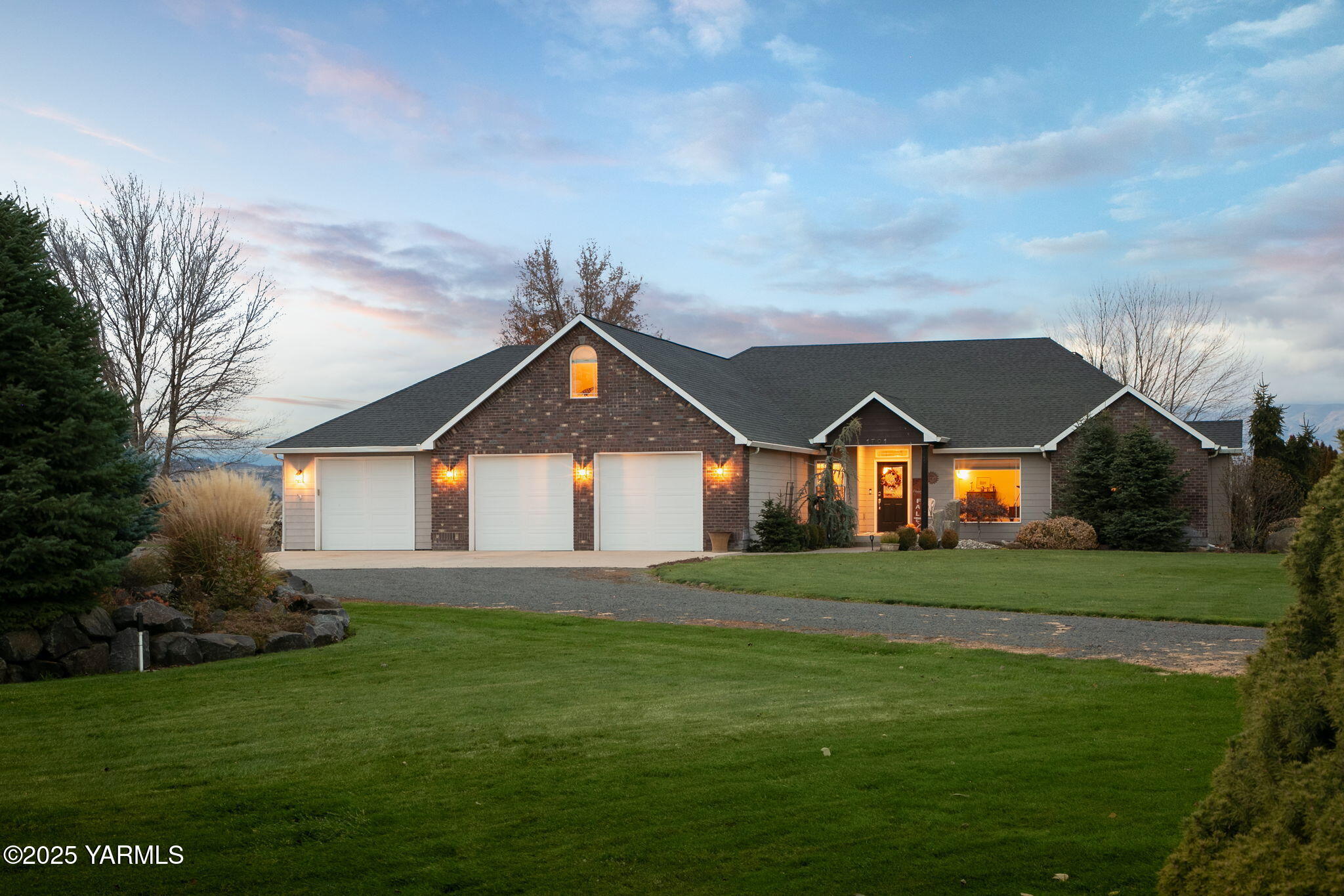 1701 Mapleway Road Yakima, WA 98908 - Photo 3 of 35 a front view of house with yard and green space