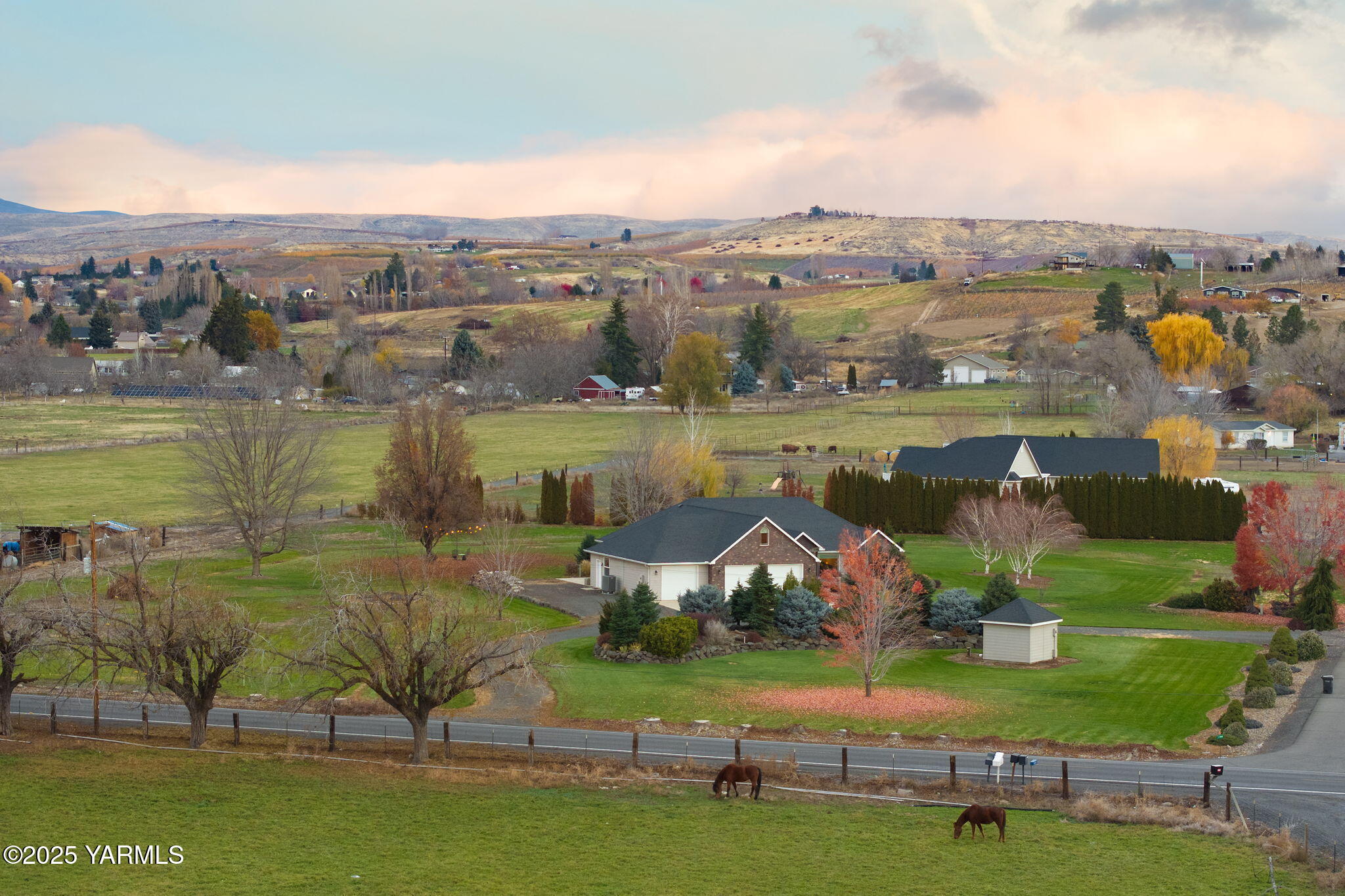 1701 Mapleway Road Yakima, WA 98908 - Photo 33 of 35 an aerial view of residential houses with outdoor space and lake view