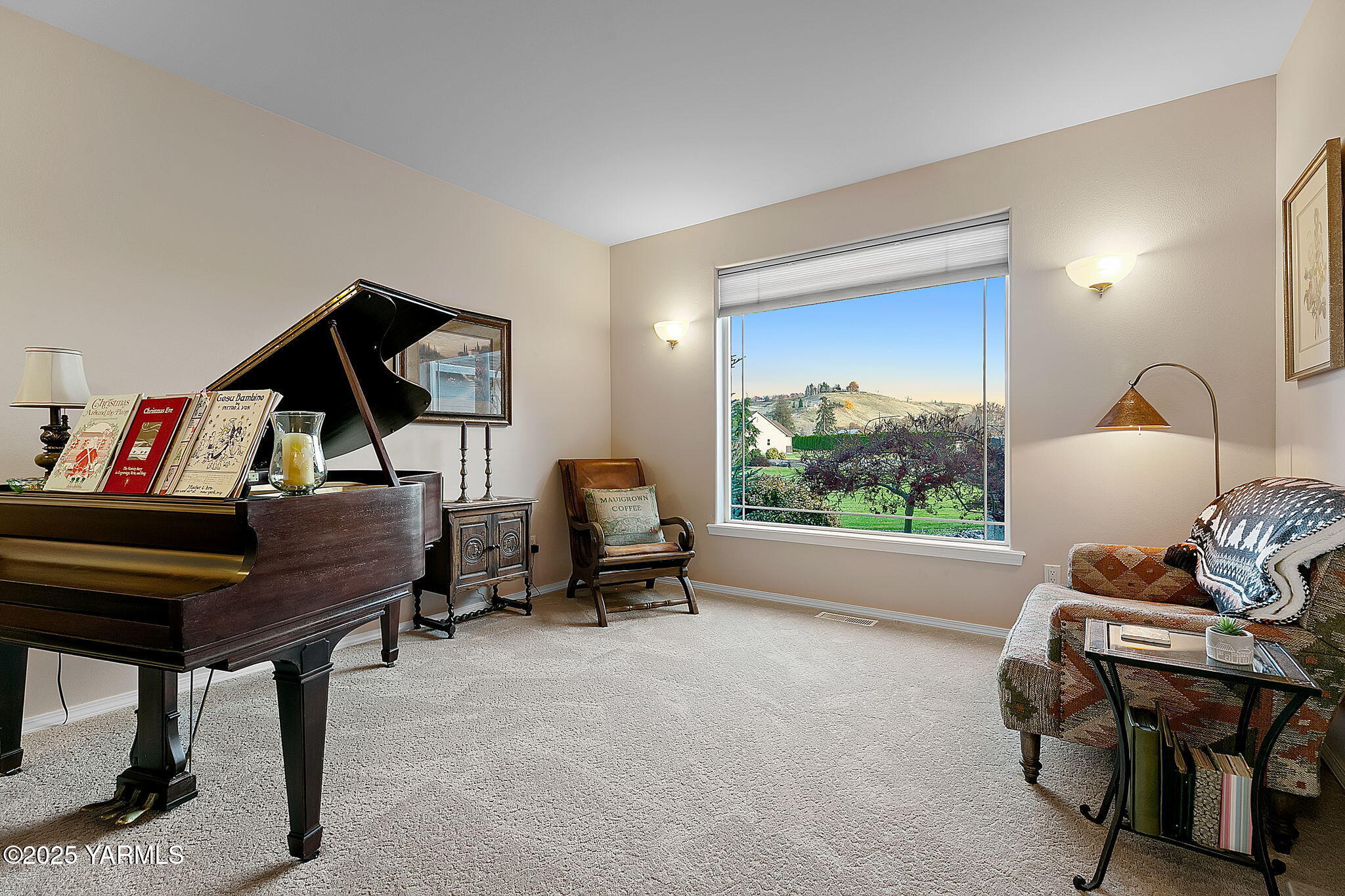 1701 Mapleway Road Yakima, WA 98908 - Photo 5 of 35 a bedroom with furniture and a window