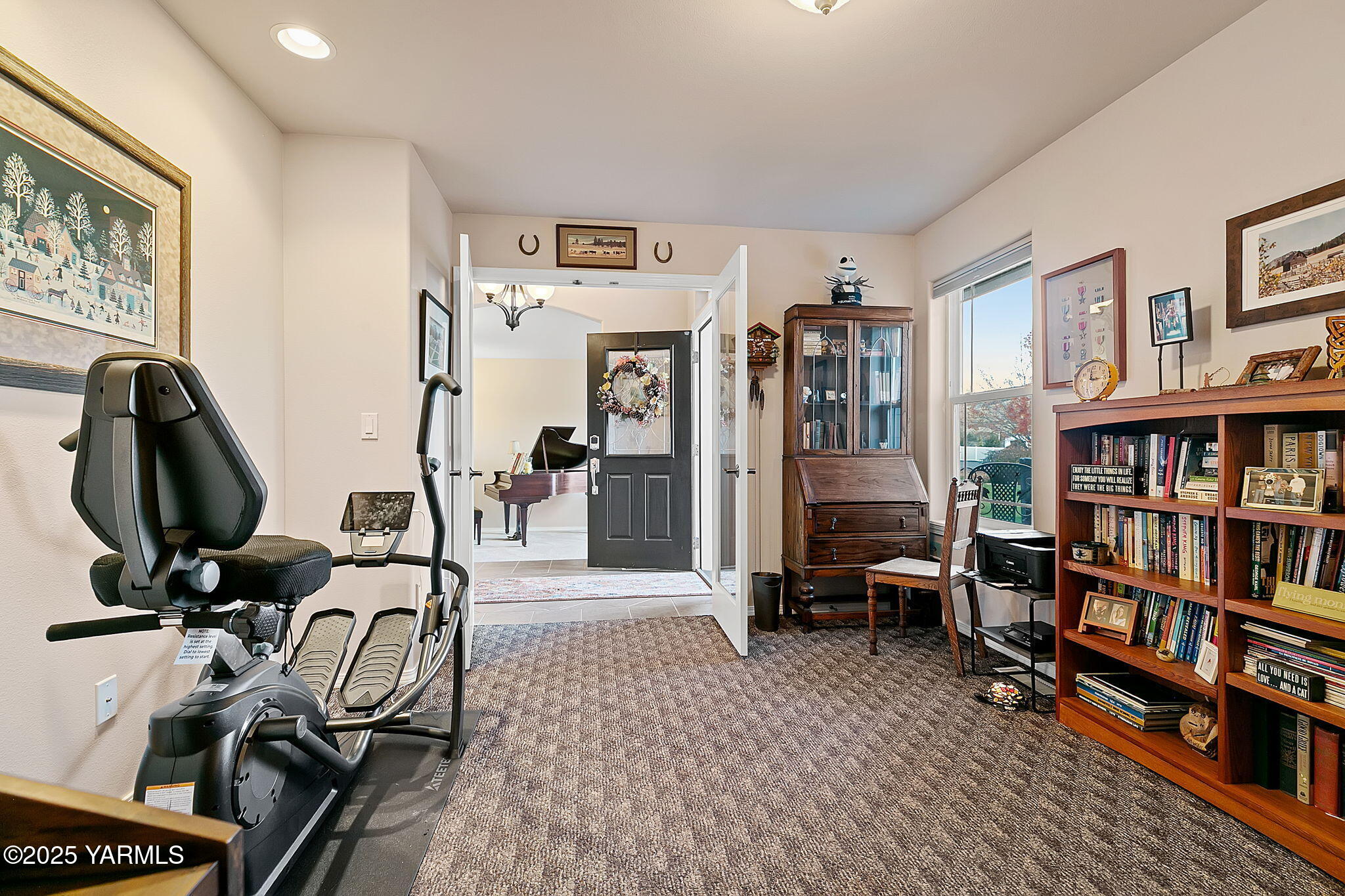 1701 Mapleway Road Yakima, WA 98908 - Photo 6 of 35 a view of a livingroom with furniture and toys