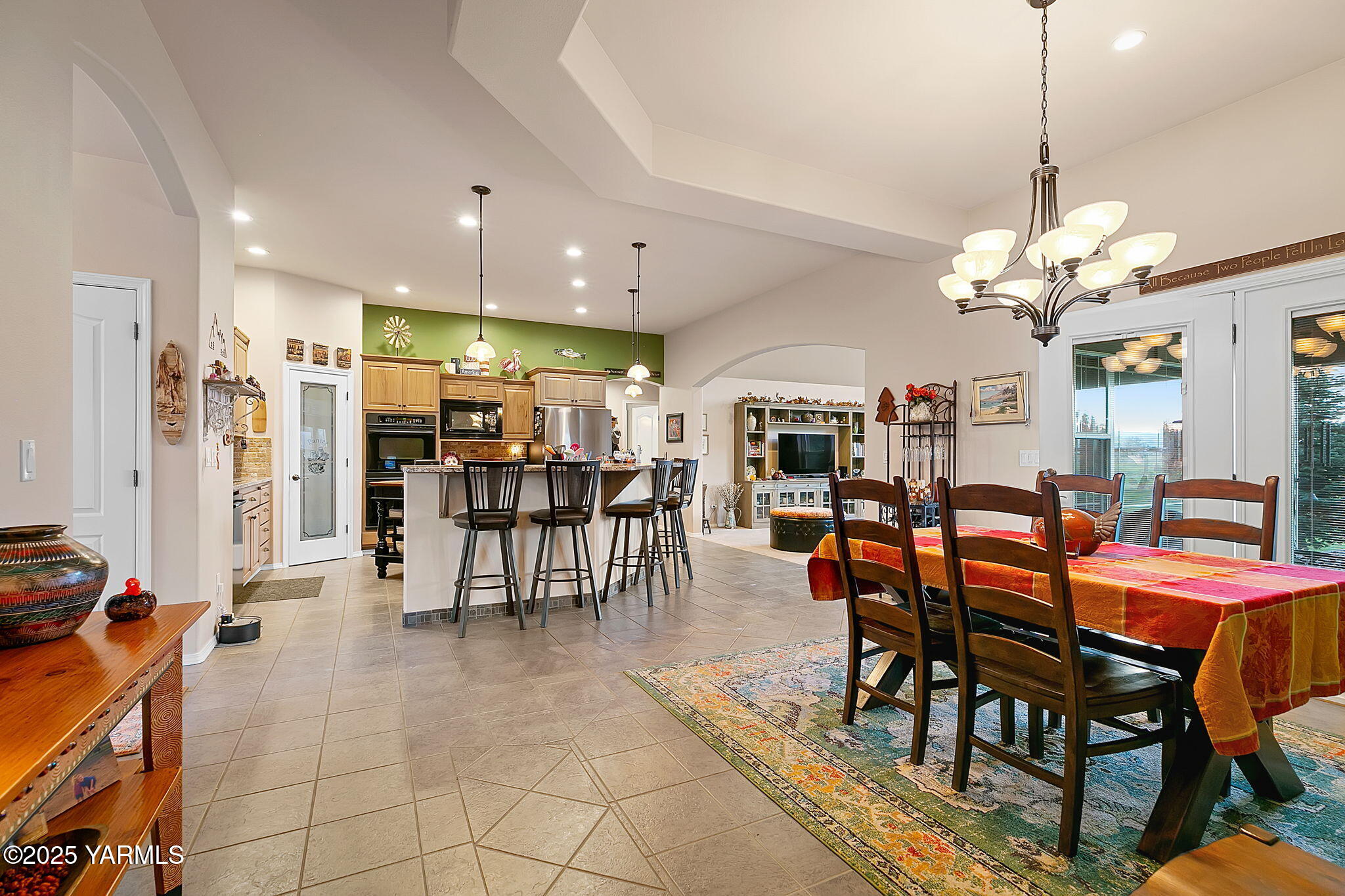 1701 Mapleway Road Yakima, WA 98908 - Photo 8 of 35 a view of a dining area with furniture