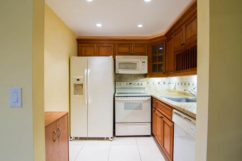384 Brighton J, Unit 384 Boca Raton, FL 33434 - Photo 2 of 13 Full Kitchen