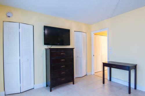 384 Brighton J, Unit 384 Boca Raton, FL 33434 - Photo 9 of 13 Bedroom Closet Wall