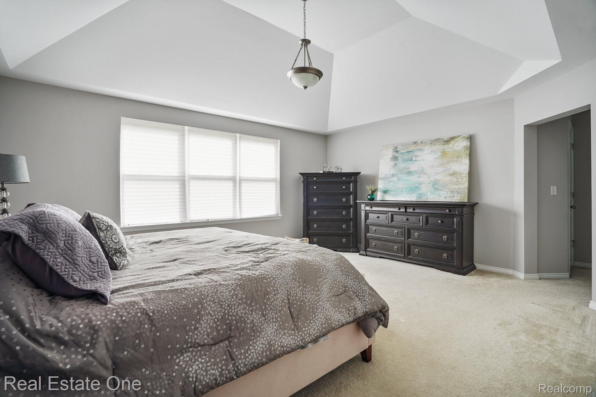 3856 Somerset Circle Rochester, MI 48309 - Photo 15 of 27 Master Bedroom 2.jpg