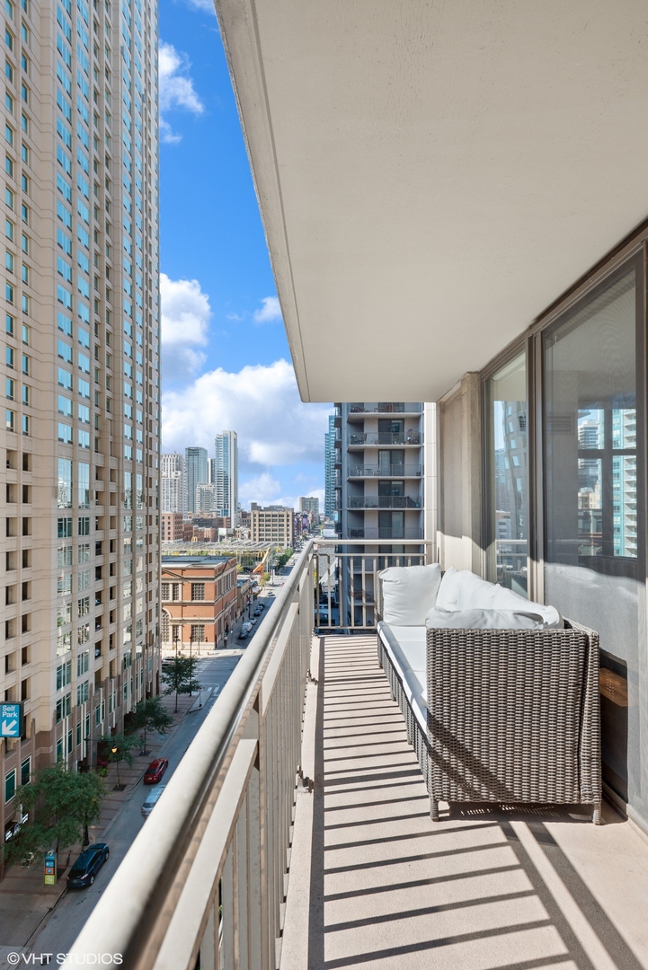 630 North State Street, Unit 1108 Chicago, IL 60654 - Photo 8 of 22 a balcony with city view