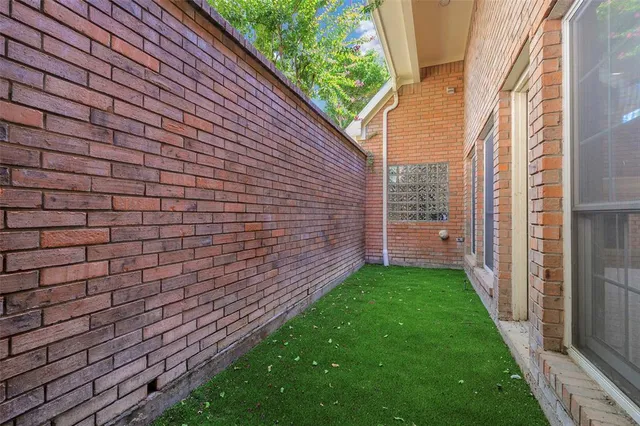 a view of yard from a balcony