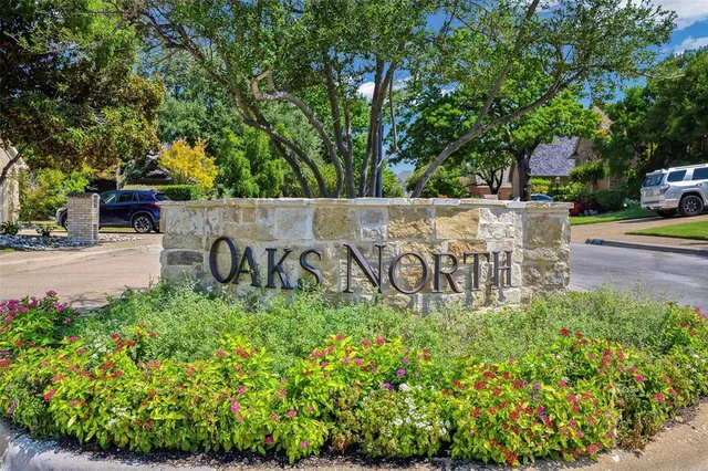 a sign that is sitting in the middle of a garden