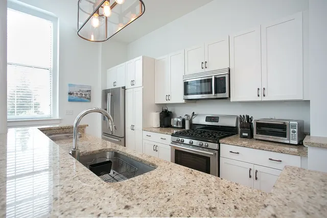 $5,000 | 32 Carey Street, Unit 1D, Newport, RI 02840