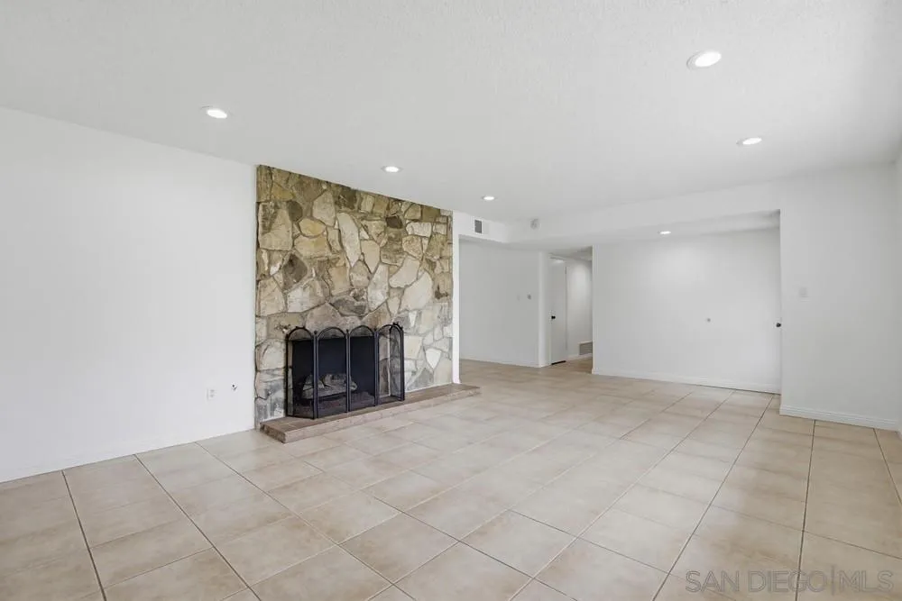 12838 Montauk Street Poway, CA 92064 - Photo 5 of 31 Living Room