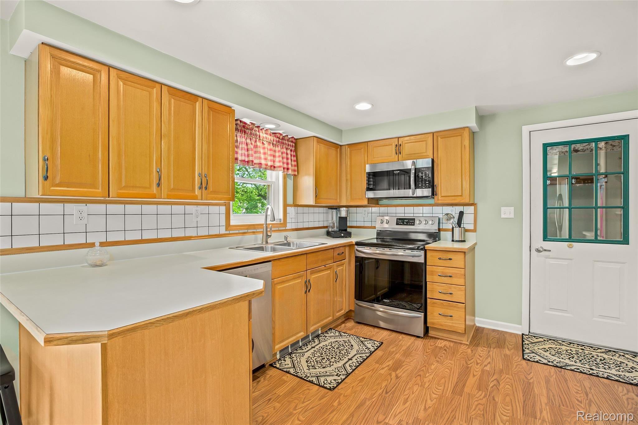 728 Riverside Drive Linden, MI 48451 - Photo 9 of 51 19.Kitchen
