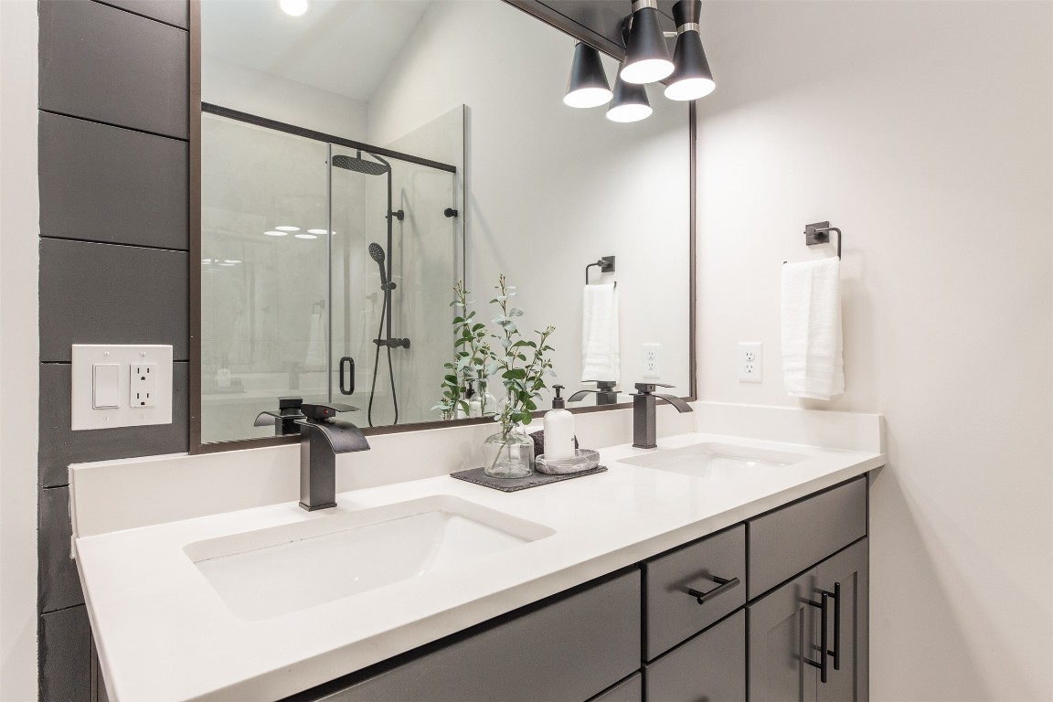 605 Middle Street Houston, TX 77003 - Photo 17 of 33 a bathroom with a sink and a mirror