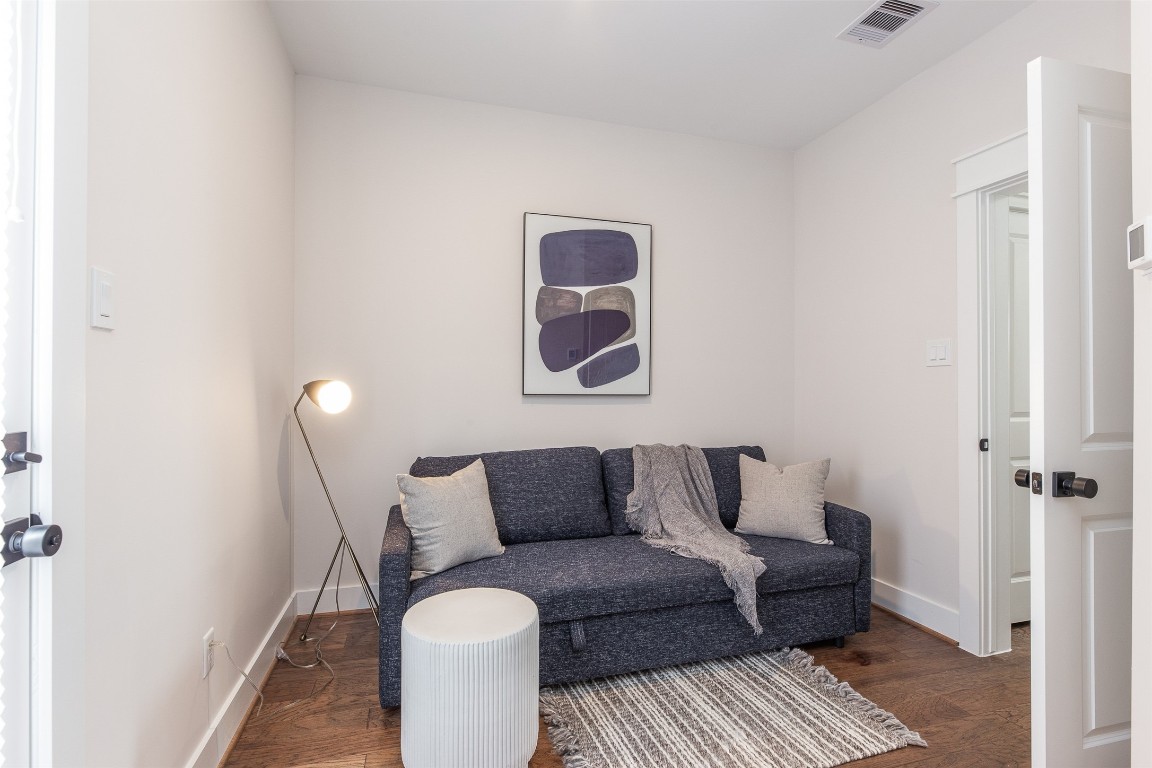 605 Middle Street Houston, TX 77003 - Photo 22 of 33 a living room with furniture and a window