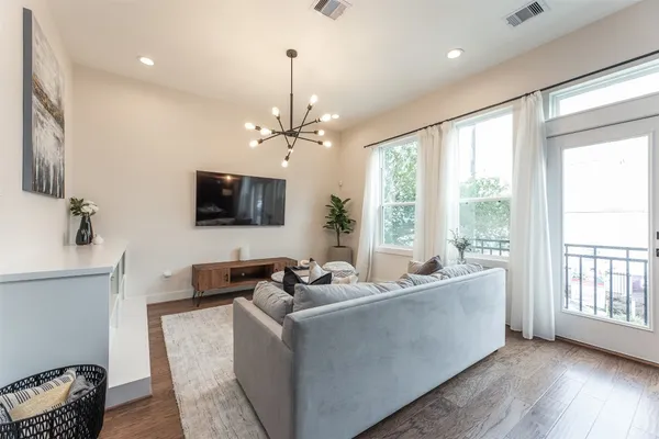 $2,550 | 605 Middle Street, Houston, TX 77003