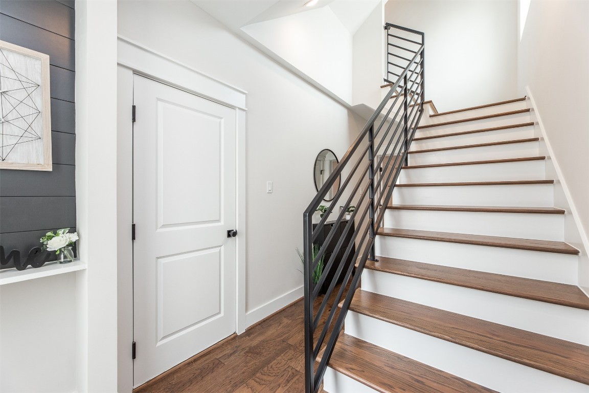 605 Middle Street Houston, TX 77003 - Photo 8 of 33 a view of entryway and gallery with wooden floor