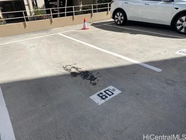 a view of a parking area