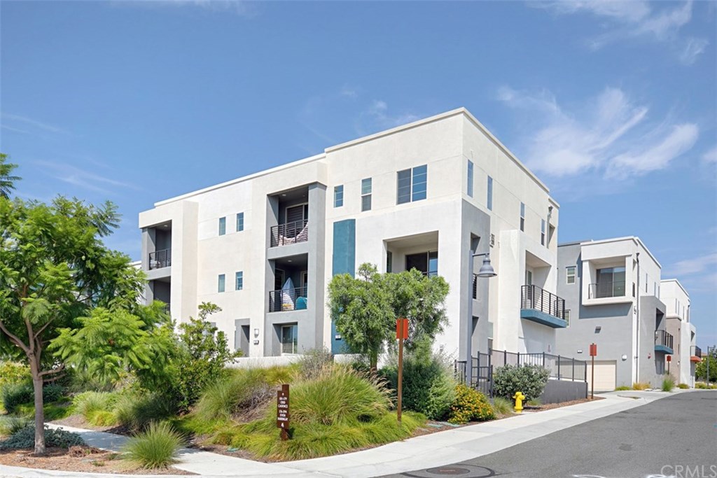 256 Harringay Irvine, CA 92618 - Photo 2 of 62