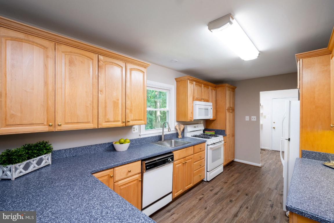 11526 Vale Road Oakton, VA 22124 - Photo 13 of 39 Kitchen - Maple Cabinetry