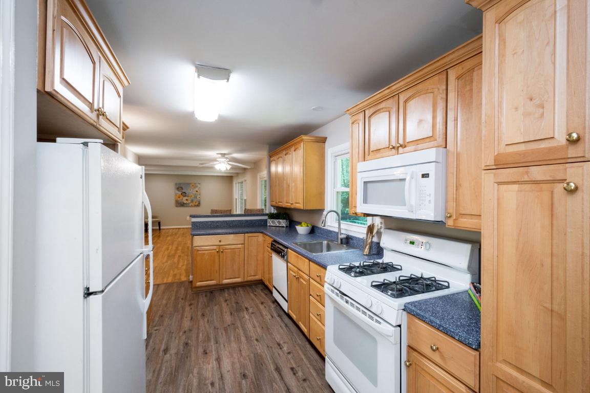 11526 Vale Road Oakton, VA 22124 - Photo 15 of 39 Kitchen - Gas Range