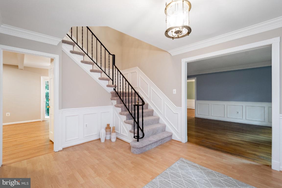 11526 Vale Road Oakton, VA 22124 - Photo 3 of 39 Entry