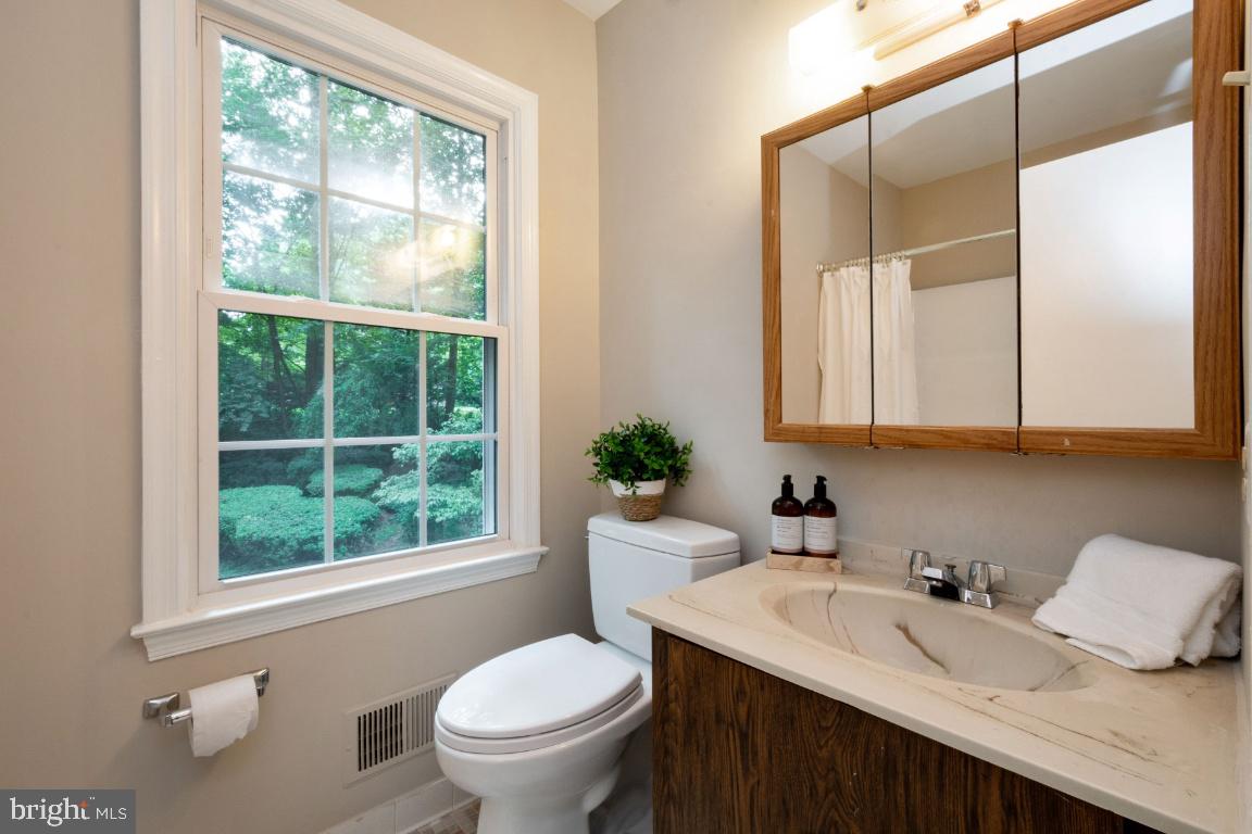11526 Vale Road Oakton, VA 22124 - Photo 25 of 39 Guest Bath