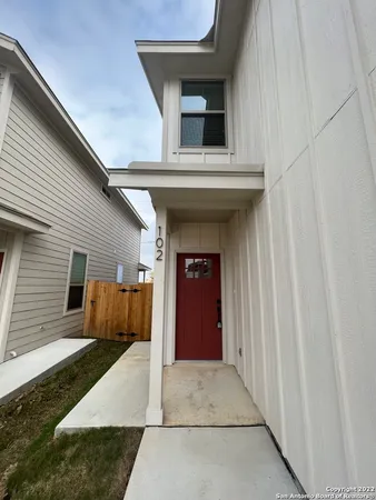 a view of entryway of the house