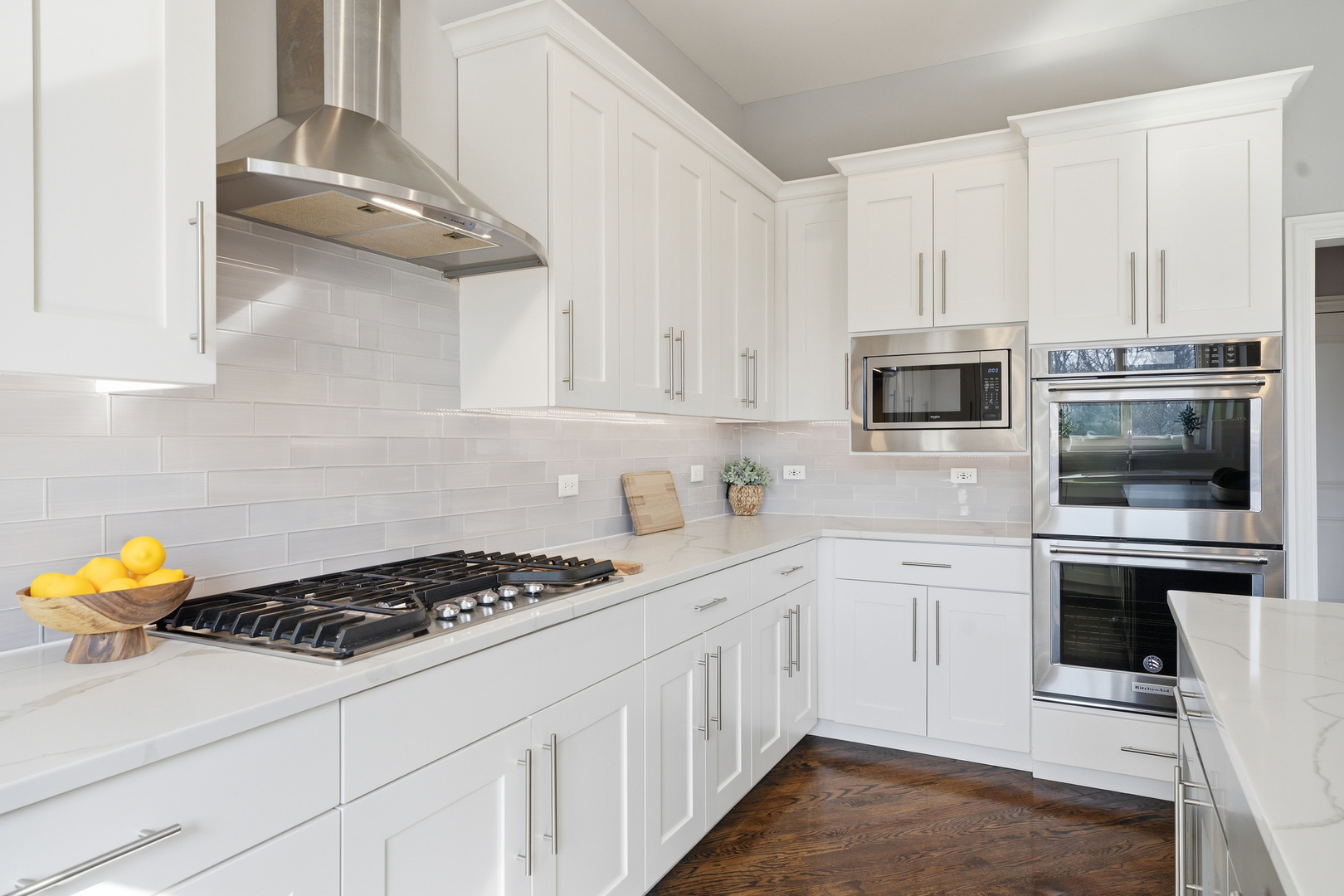 28 Pinnacle Court Naperville, IL 60565 - Photo 13 of 40 a kitchen with cabinets and appliances