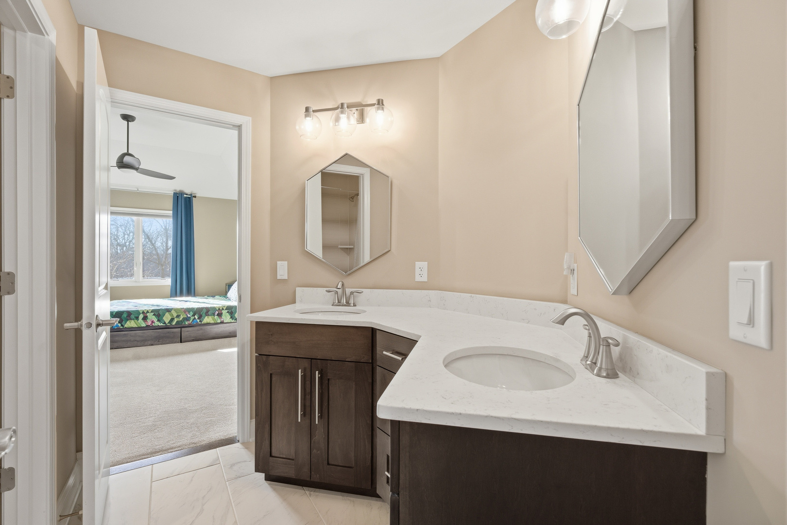 28 Pinnacle Court Naperville, IL 60565 - Photo 23 of 40 a en suite bathroom with a sink and a mirror