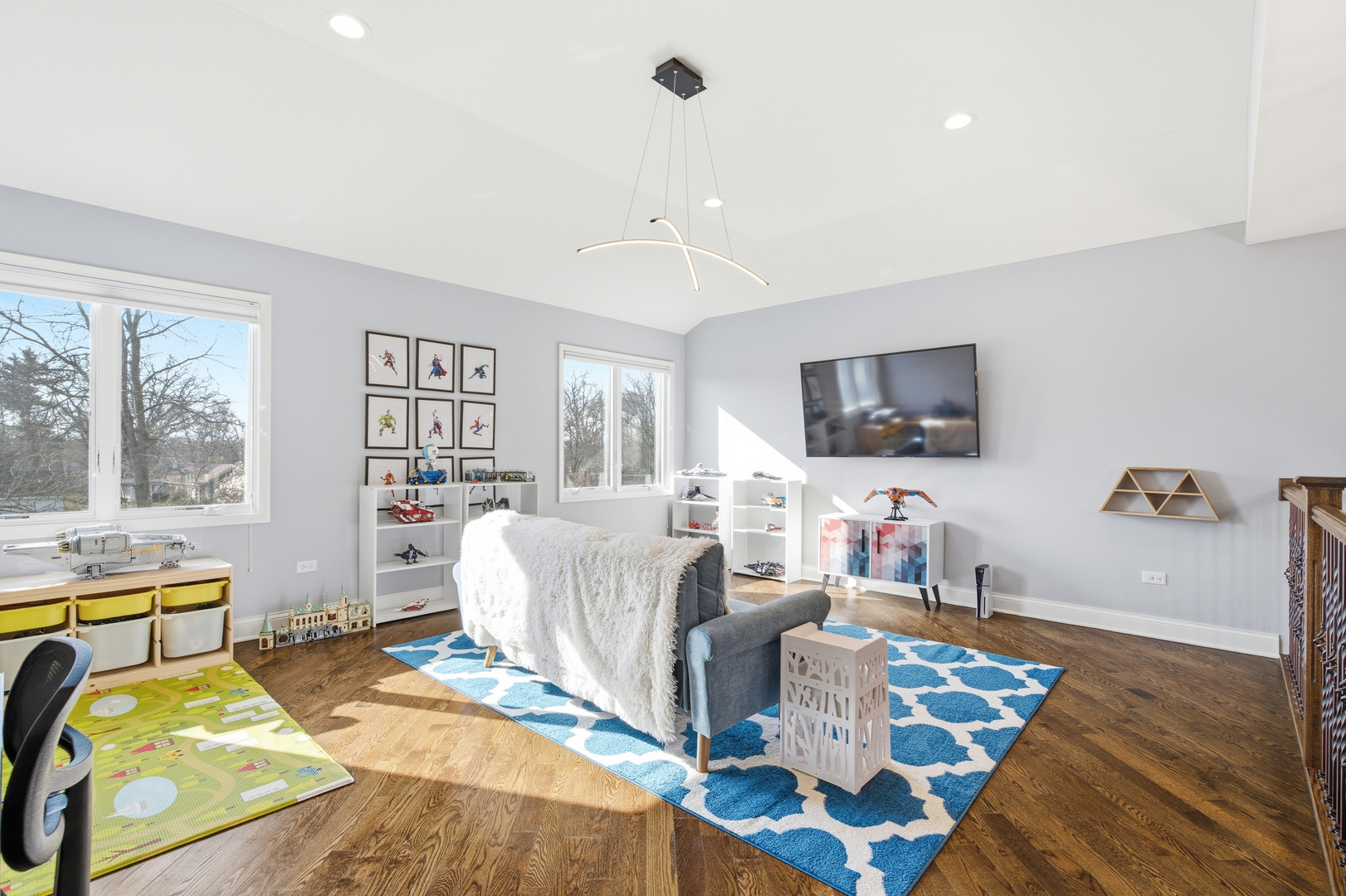 28 Pinnacle Court Naperville, IL 60565 - Photo 27 of 40 a living room with furniture and a flat screen tv