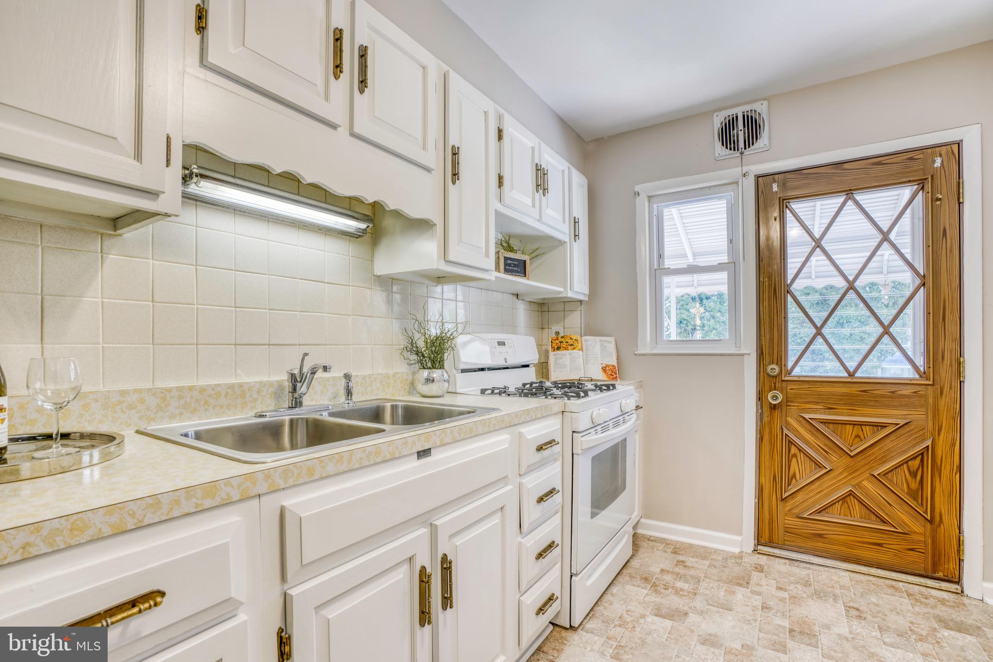 7237 Conley Street Baltimore, MD 21224 - Photo 16 of 34 Kitchen with rear entry