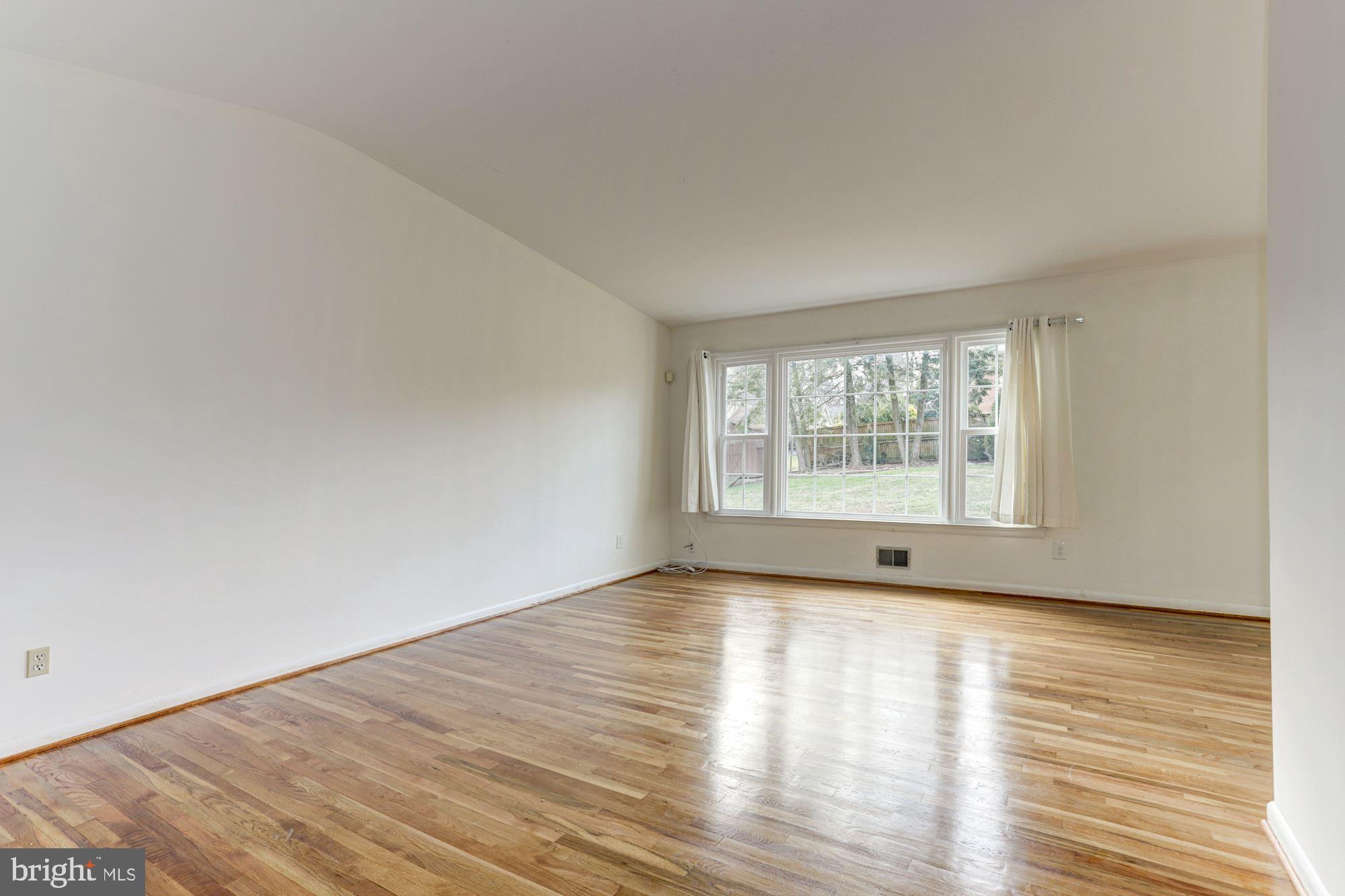13114 Fernedge Road Silver Spring, MD 20906 - Photo 2 of 37 Living Room