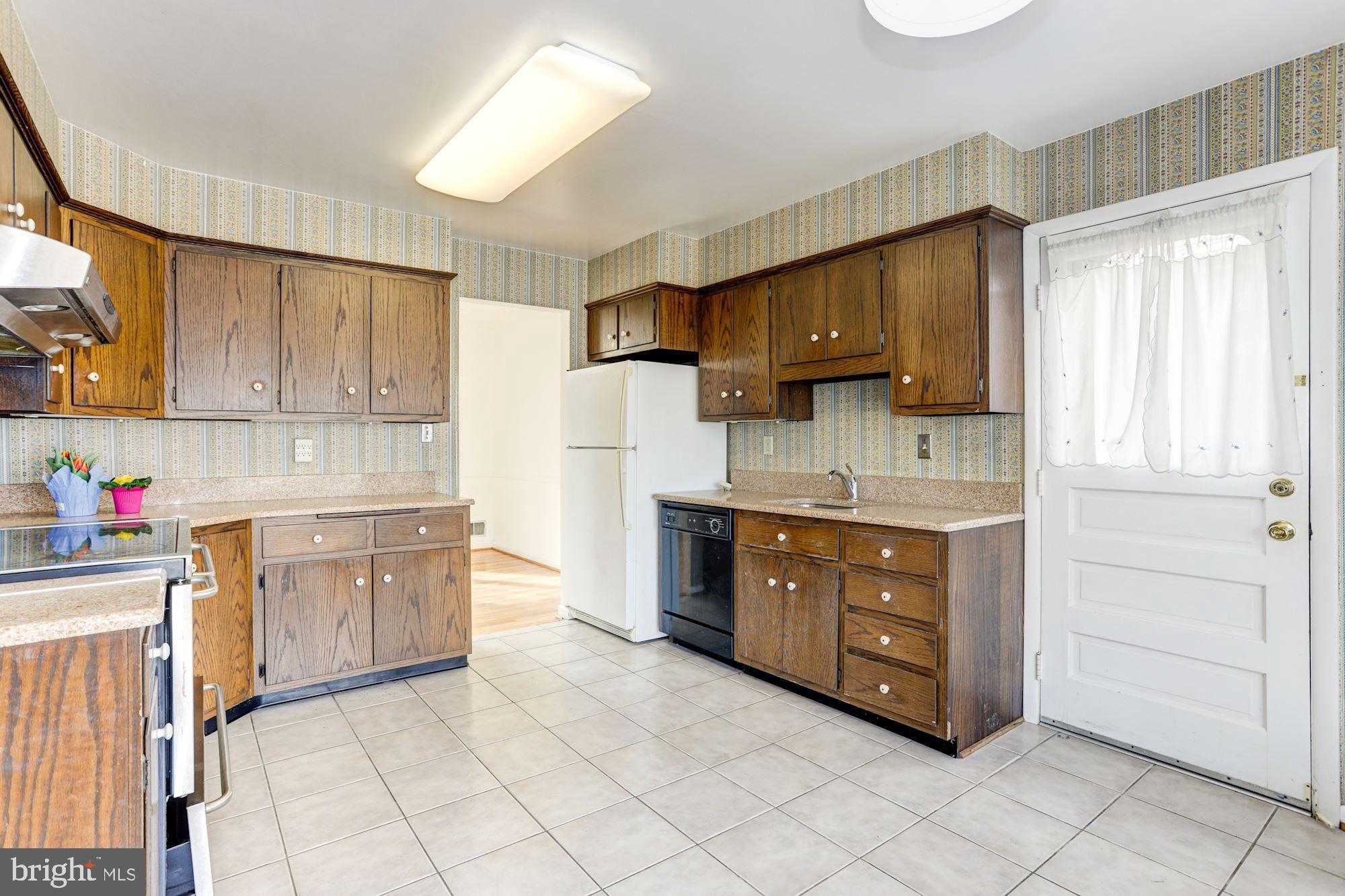 13114 Fernedge Road Silver Spring, MD 20906 - Photo 9 of 37 Kitchen