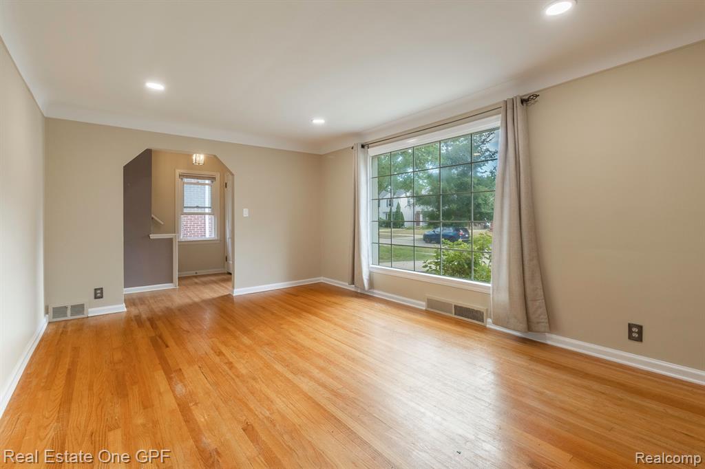 1638 Bournemouth Road Grosse Pointe Woods, MI 48236 - Photo 6 of 31