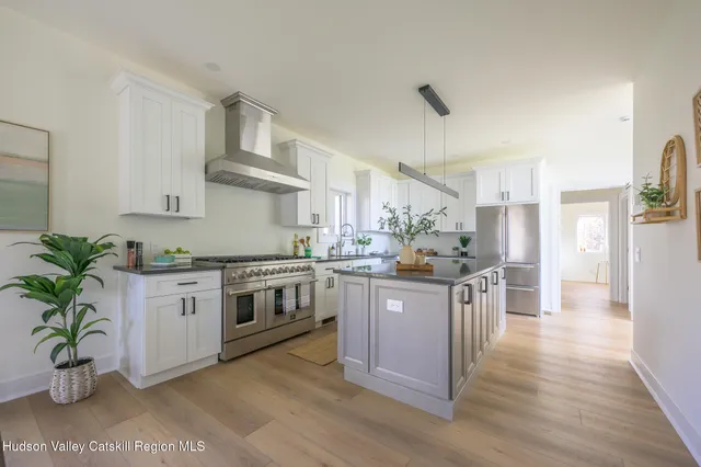 a view of entryway with couch
